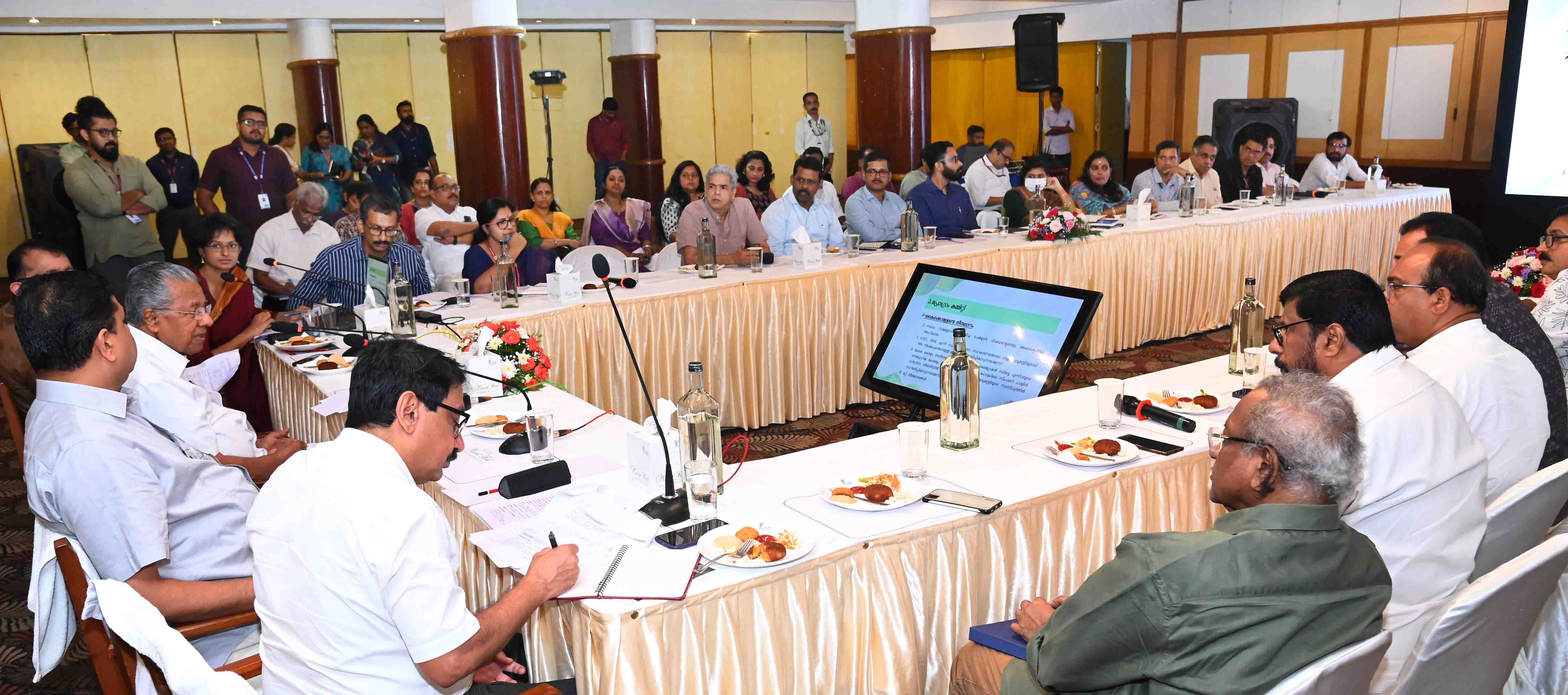 ലോക കേരളസഭ ക്രമീകരണങ്ങൾ മുഖ്യമന്ത്രി വിലയിരുത്തി